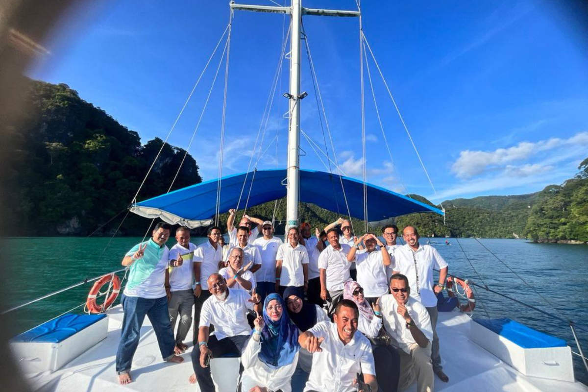 Premium Catamaran Private 4hr · up to 30 pax, photo 3 of 5