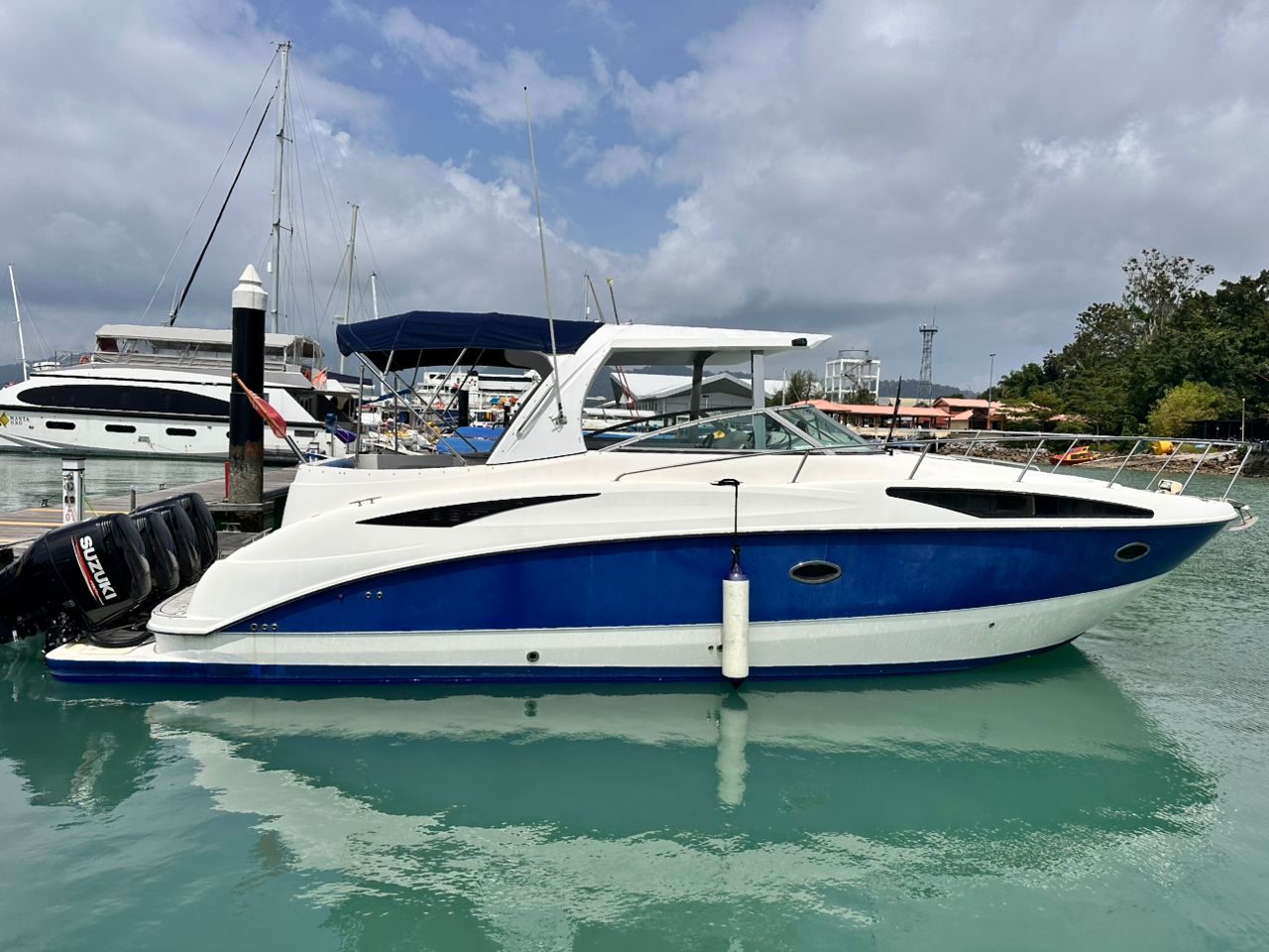 Bayliner 325 Cruiser Motor Yacht bareboat (10), photo 2 of 7