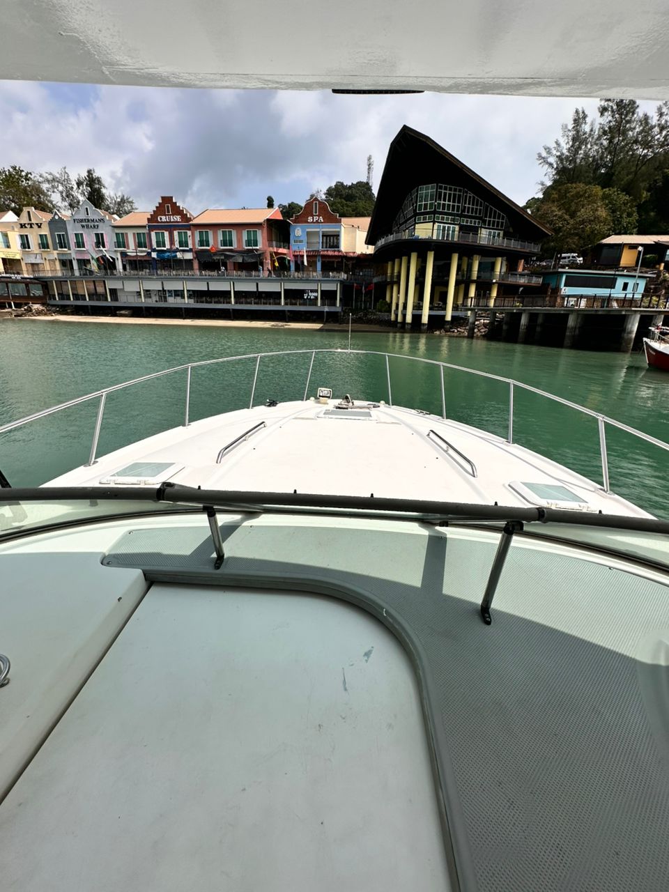 Bayliner 325 Cruiser Motor Yacht bareboat (10), photo 3 of 7